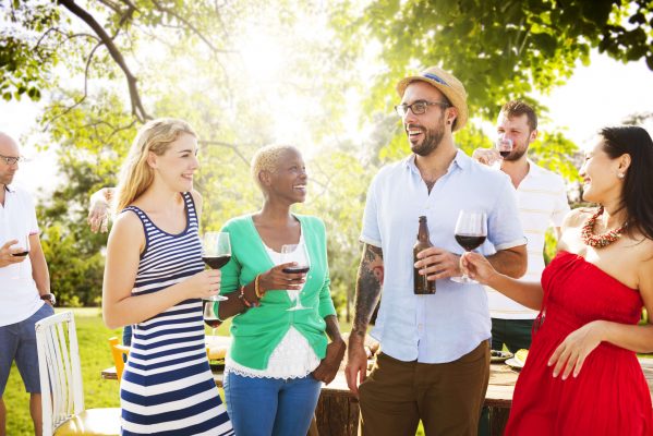 街コンレポート＿外国人の複数の男女がお庭でお酒と会話を楽しんでいます