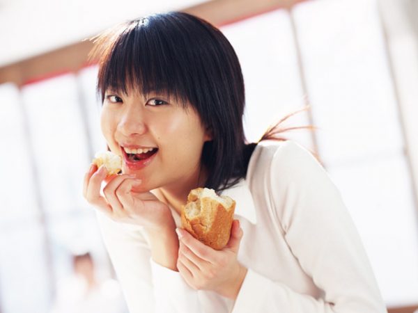 街コンレポート＿パンを食べている女性