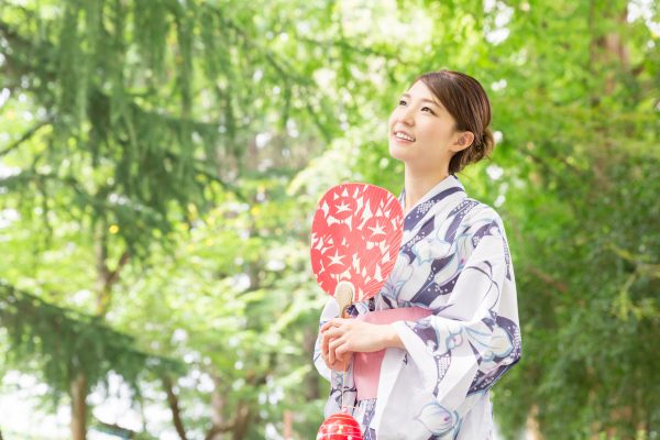 街コンレポート＿浴衣を着てうちわを持っている女性