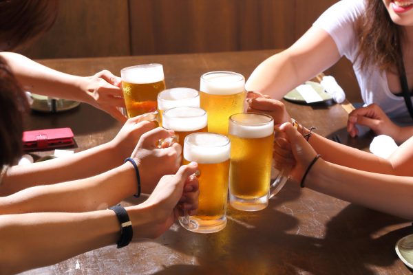 街コンレポート＿6人がビールで乾杯しています