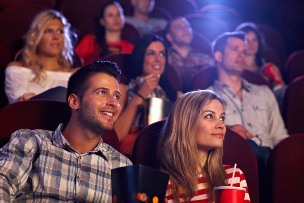 街コンレポート＿映画館でカップルが映画鑑賞しています
