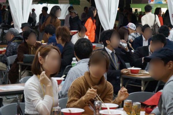 街コンレポート＿ラーメンを食べながら男女がお話ししています