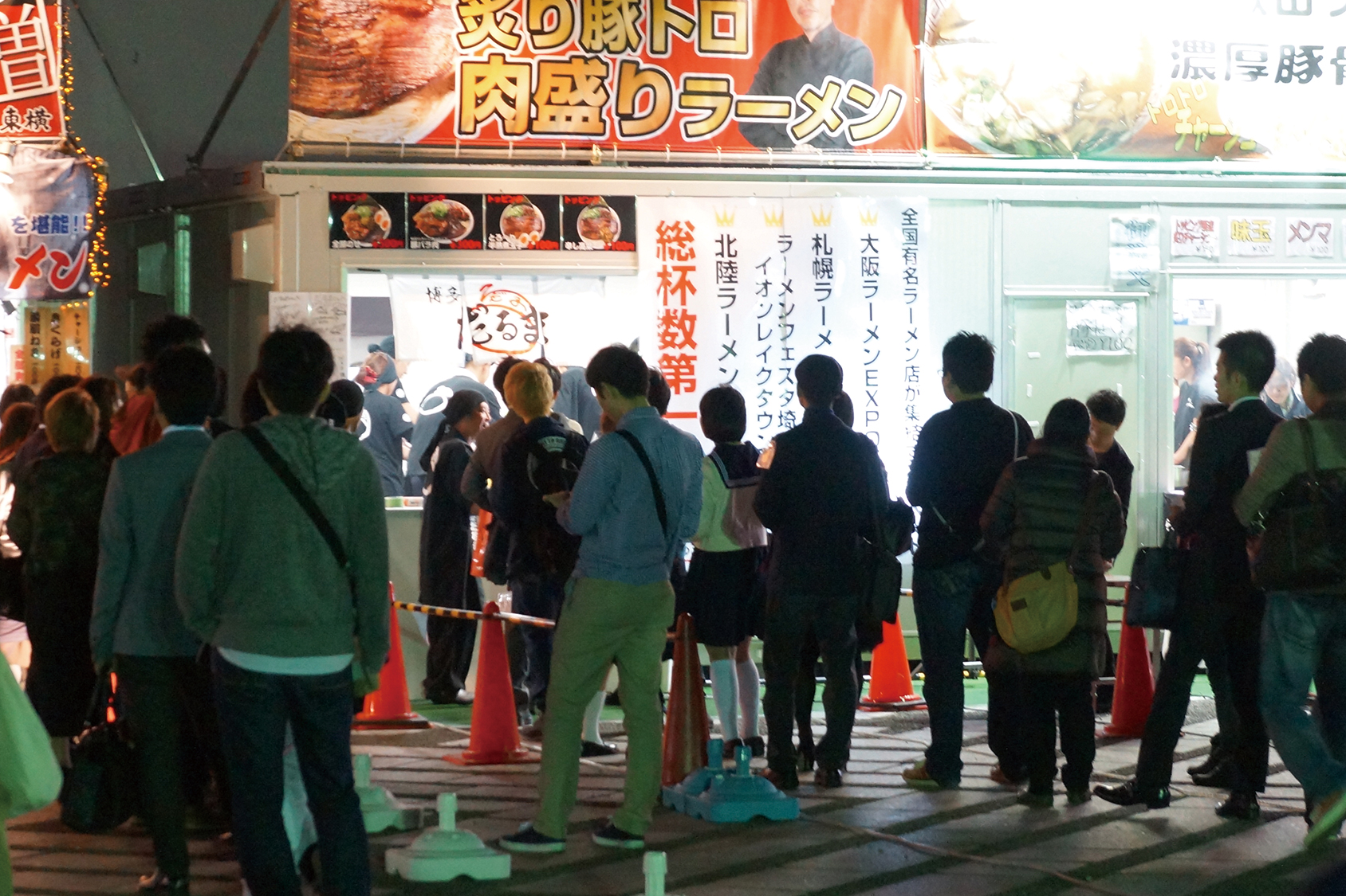 街コンレポート＿ラーメン婚活会場でラーメン出店ブースに沢山の人が並んでいます