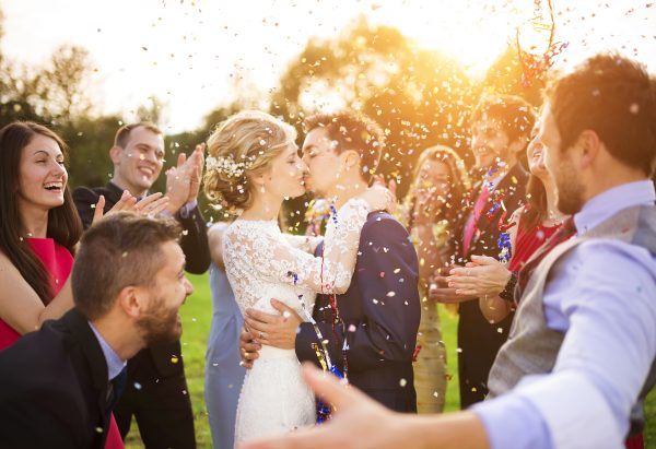 街コンレポート＿屋外の結婚パーティーでみんなに祝福されています