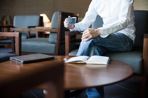 街コンレポート＿男性がソファーに座って飲み物を飲んでいます