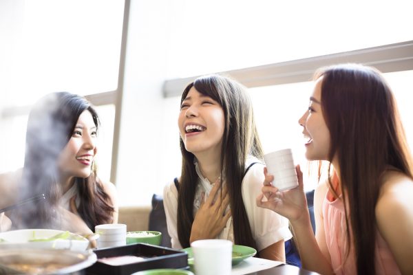 街コンレポート＿3人の女性がご飯を食べながら笑っています
