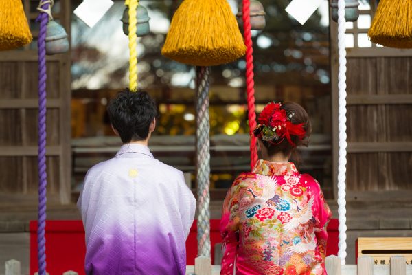 街コンレポート＿神社でお参りしている結婚式のカップル