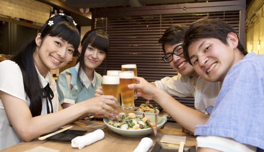 街コンレポート＿乾杯をしている男女4人組