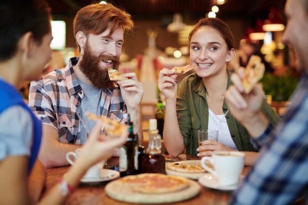 街コンレポート＿男女でピザを食べています