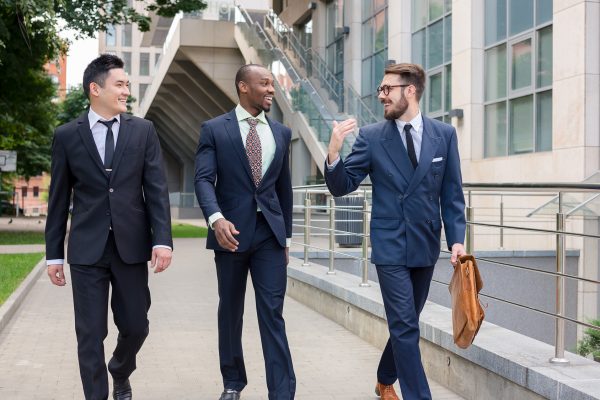 街コンレポート＿スーツを着た3人の男性が会話をしながら歩いています