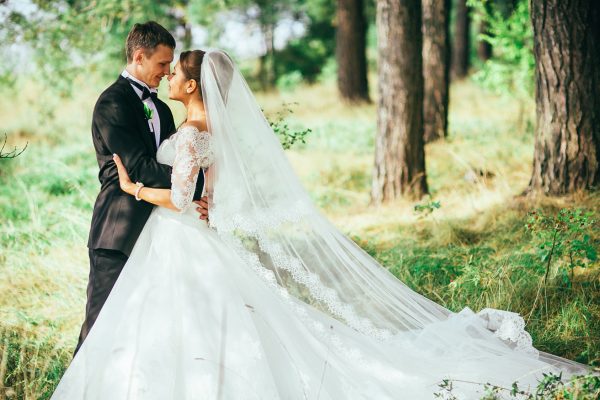 街コンレポート＿男性と女性がウェディングドレスとタキシードを着ています