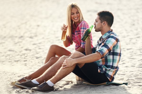 街コンレポート＿男性と女性が砂浜に座って会話を楽しんでいます