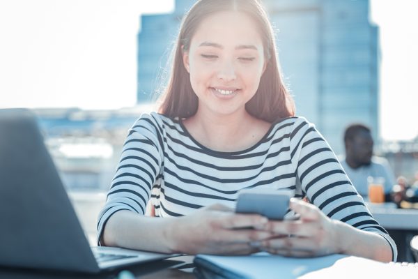 街コンレポート＿女性が携帯電話を操作しています