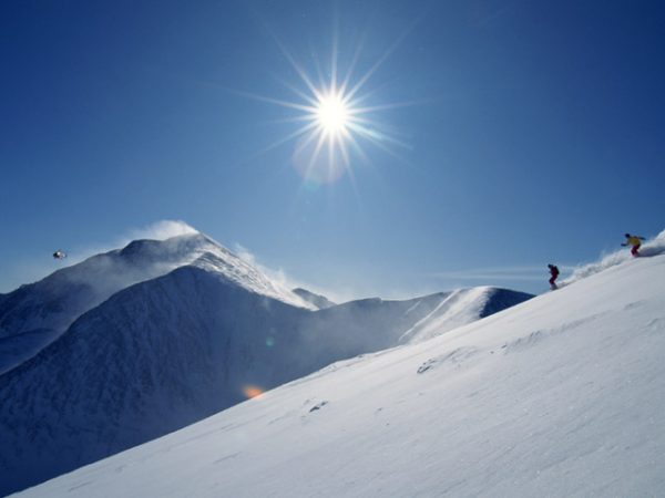 街コンレポート＿雪山をスキーヤーが滑っています