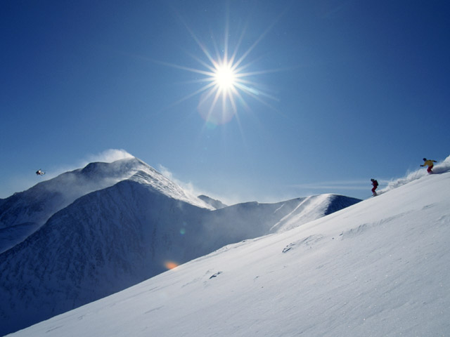 街コンレポート＿雪山をスキーヤーが滑っています