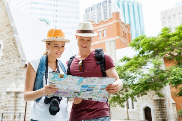 街コンレポート＿カップルが地図を見て散策してます