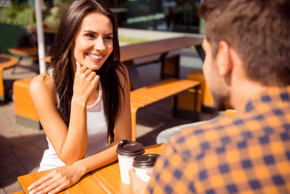 街コンレポート＿ベンチでコーヒーを飲みながら談笑している男女