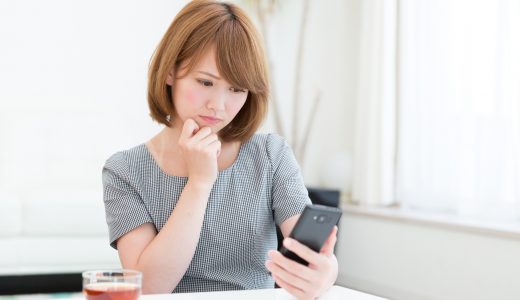 街コンレポート＿スマホを見ながら悩んでいる女性