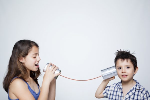 街コンレポート＿女の子と男の子が糸電話をしている