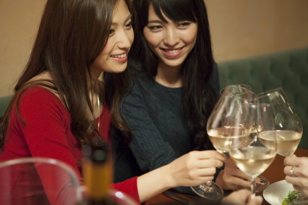 街コンレポート＿白ワインで乾杯している女性達