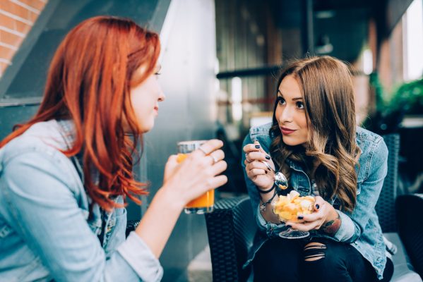 街コンレポート＿ジュースとフルーツを食べている2人の女性