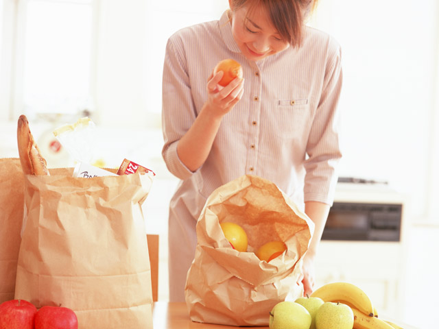 街コンレポート＿女性が食材を手に取っています