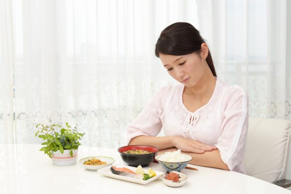 街コンレポート＿朝食を見つめながら乗り気じゃない顔をしている女性