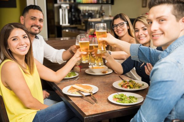 街コンレポート＿ビールで乾杯している男女