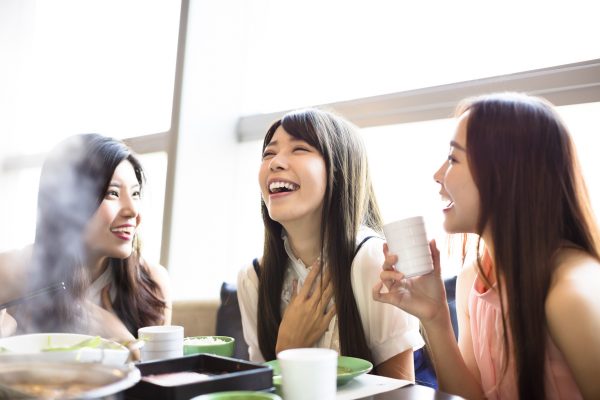 街コンレポート＿3人の女性が食事と会話を楽しんでいます