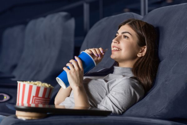 街コンレポート＿女性が映画館で映画を観ています