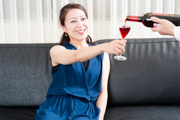 街コンレポート＿ワインを飲む女性